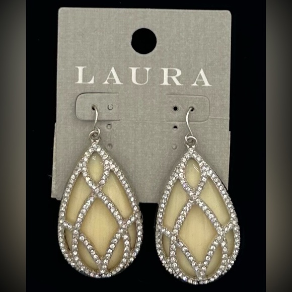 ✨🎊✨ LAURA SPARKLY EARRINGS NWT - Picture 5 of 5